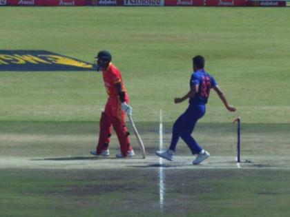 IND vs ZIM 3rd ODI Live : Deepak Chahar Mankaded Innocent Kaia before delivering the first ball of the innings, but he decided not to appeal even though it would have been out  | IND vs ZIM 3rd ODI Live : Deepak Chahar ने हे काय केलं?; पहिल्याच चेंडूवर मांकडिंग, झिम्बाब्वेचा फलंदाज होता OUT, तरीही... 