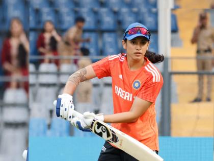 indw vs ausw Smriti Mandhana is unwell and therefore wasn't available for the 1st ODI today against australia | INDW vs AUSW: भारताची प्रथम फलंदाजी! पण टीम इंडियाची डोकेदुखी वाढली, स्मृती संघाबाहेर