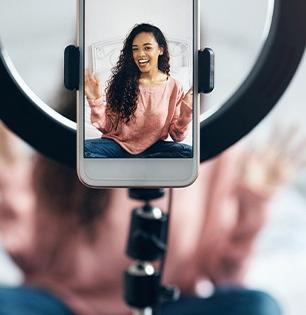 भारतात का वाढतेय इन्फ्लुएंसर बनण्याची क्रेझ? यातील पैसा आणि आकडेवारी पाहून विश्वास नाही बसणार!