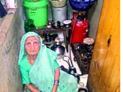 'Chitrabhushan' Ramnath Jathar's wife is in the old age! Struggling to honor: World in just three feet of space | ‘चित्रभूषण’ रामनाथ जठारांच्या पत्नीची उतारवयात आबाळ ! मानधनासाठी धडपड : अवघ्या तीन फुटांच्या जागेत संसार