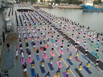 International Yoga Day 2018: Yoga Day Zodiac in Mumbai! Many people, including Chief Minister, Virat Yoga on 'INS Virat' | International Yoga Day 2018 : मुंबईत योगदिन झोकात! मुख्यमंत्र्यांसह अनेकांचा सहभाग, 'आयएनएस विराट'वर विराट योगा