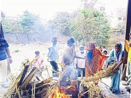 All the funeral rites were performed by the sisters who slapped the brothers who took their mother out of the house in old age | वृद्धापकाळात आईला घराबाहेर काढणाऱ्या मुलांना चपराक, मुलींनीच पार पाडले सर्व अंत्यविधी