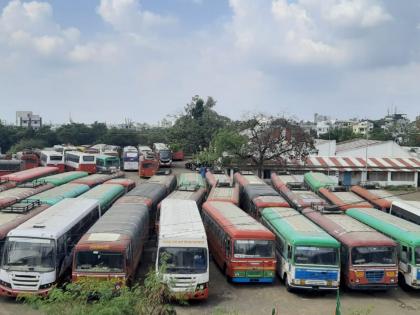 ST strike hits Latur division; 40 cr loss in 74 days! | लातूर विभागाला एसटी संपाचा फटका; ७४ दिवसात ४० काेटींवर पाणी !