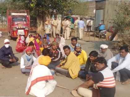 The question of encroachment on backward class cemeteries is on the table; relative sit with death body in front of Dharur tehsil office | मागासवर्गीय स्मशानभूमीवरील अतिक्रमणाचा प्रश्न चव्हाट्यावर; धारूर तहसील कार्यालयासमोर नातेवाईकांचा मृतदेहासह ठिय्या