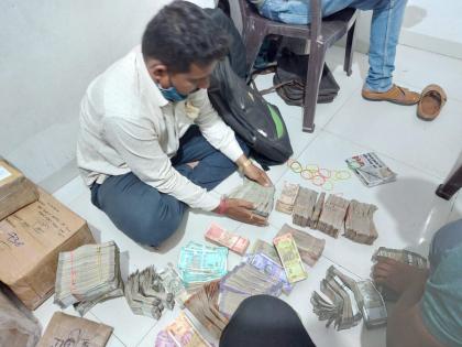 Hawala racket exposed in Beed; unaccounted amount of Rs 51 lakh seized | बीडमध्ये हवाला रॅकेटचा पर्दाफाश;५१ लाखांची बेहिशोबी रक्कम हस्तगत