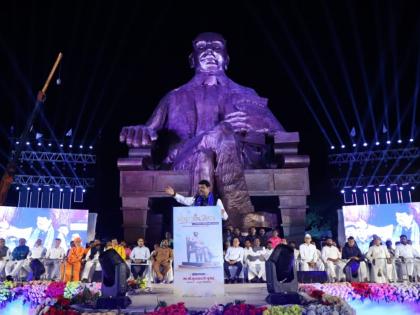 72 feet tall 'Statue of Knowledge' statue of Babasaheb Ambedkar in Latur; Unveiled in a grand ceremony | लातूरमध्ये बाबासाहेब आंबेडकरांचा ७२ फुट उंच ‘स्टॅच्यू ऑफ नॉलेज’ पुतळा; शानदार सोहळ्यात अनावरण