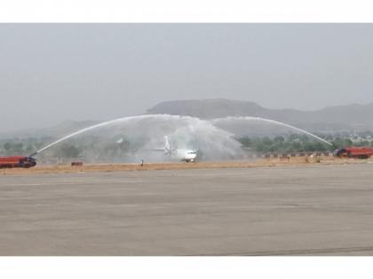 Aurangabad- Hyderabad came even closer, Fly Big's flight started with a water salute | औरंगाबाद- हैदराबाद आणखी जवळ आले, वॉटर सॅल्यूट देऊन फ्लाय बिगच्या विमानसेवेस सुरुवात