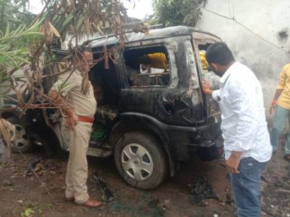 The crime of burning two vehicles on the BJP district president; crime in sand transport | वाळू वाहतुकीची माहिती दिल्यावरून वाहने जाळली; भाजप युवामोर्चाच्या जिल्हाध्यक्षावर गुन्हा