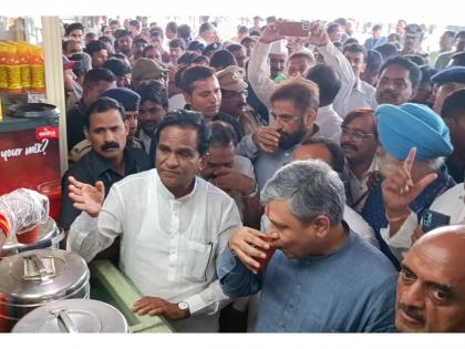 Aurangabad ki chai badhiya hai... Central Railway Minister Aswin Vaishnav relished tea at the railway station | औरंगाबाद की चाय बढीया...केंद्रीय रेल्वेमंत्र्यांनी रेल्वेस्टेशनवर घेतला चहाचा आस्वाद