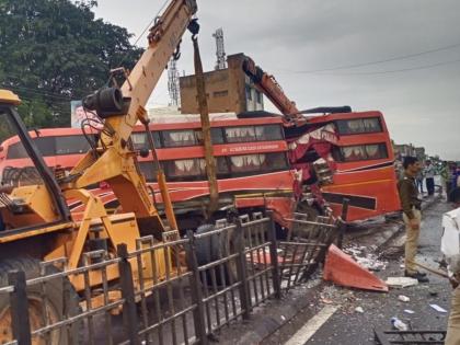 Private bus's fatal accident near Badnapur; 12 passengers injured | बदनापूरजवळ खाजगी बस उलटून भीषण अपघात; १२ प्रवासी जखमी