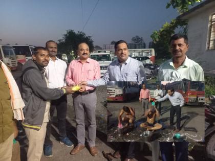 Far from home, yet home Diwali feeling; Abhyangasnan to ST drivers-conductors given by Divisional Controllers | घरापासून दूर घरच्या दिवाळीची अनुभूती; विभाग नियंत्रकांनी घातले ST चालक-वाहकांना अभ्यंगस्नान