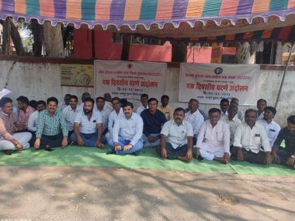 Do not force the goal; Protest by rural postal workers for additional pay hike | उद्दीष्टपुर्तीची सक्ती नको; अतिरिक्त वेतनवाढीसाठी ग्रामीण डाकसेवकांचे धरणे आंदोलन