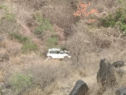 On the way to a relative's funeral, the car plunged into a ravine; Husband died on the spot, wife injured | नातेवाईकाच्या अंत्यसंस्काराला जाताना कार दरीत कोसळली; शिक्षक पतीचा मृत्यू, पत्नी जखमी