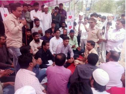 MIM suspends chain hunger strike, decides to fight in court for Osmanabad Name | एमआयएमचे साखळी उपोषण स्थगित, न्यायालयात लढा लढण्याचा केला निर्धार