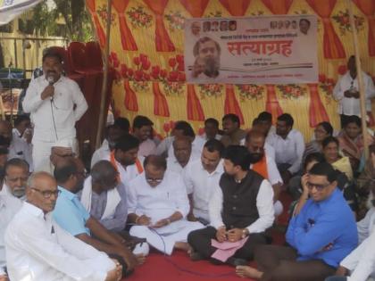 Satyagraha of Mahavikas Aghadi in Udgira; Slogans against the central government | उदगीरात महाविकास आघाडीचा सत्याग्रह; केंद्र सरकारच्या विरोधात घोषणाबाजी