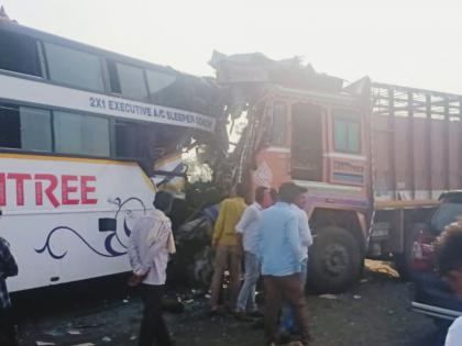 Private bus - truck head-on collision; 10 passengers, truck driver seriously injured in horrific accident | खाजगी बस - ट्रकची समोरासमोर धडक; भीषण अपघातात १० प्रवासी, ट्रकचालक गंभीर जखमी