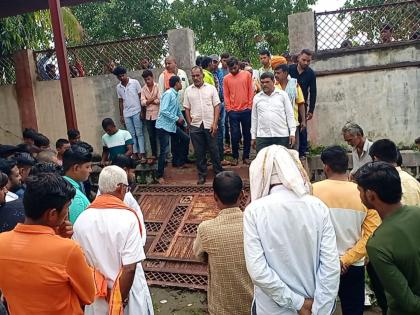 Unfortunate incident in Nagnath temple area; A 12-year-old boy died after an iron gate fell on him | नागनाथ मंदिर परिसरात दुर्दैवी घटना; अंगावर लोखंडी गेट पडून १२ वर्षीय मुलाचा मृत्यू