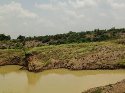 Water problem serious! Water storage in 12 storage ponds in Jalkot under cultivation | पाण्याचा प्रश्न गंभीर! जळकोटमधील १२ साठवण तलावांतील पाणीसाठा जोत्याखाली