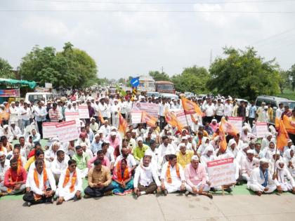 MNS protest in front of Renapur tehsil office to declare drought | दुष्काळ जाहीर करण्यासाठी रेणापूर तहसील कार्यालयासमोर मनसेचे आंदोलन