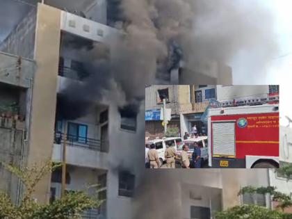 A massive fire broke out in a four-storey building in Latur city | Video: लातूरात चार मजली इमारतीला भीषण आग; तिघांचा होरपळून मृत्यू