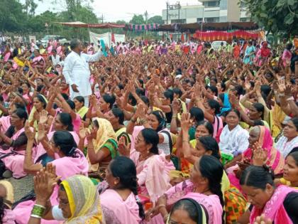 Anganwadi workers stage a grand march at Parbhani Collectorate | अंगणवाडी कर्मचाऱ्यांचा परभणी जिल्हाधिकारी कार्यालयावर महामोर्चा