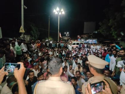 Outrage erupts after two farmers die due to Mahavitaran's negligence; Road blockade in Chikalthane | तुटलेल्या विद्युत वाहिनीच्या स्पर्शाने दोन शेतकऱ्यांचा मृत्यू; महावितरण विरोधात चिकलठाण्यात रास्ता रोको Outrage erupts after two farmers die due to Mahavitaran's negligence; Road blockade in Chikalthane | तुटलेल्या विद्युत वाहिनीच्या स्पर्शाने दोन शेतकऱ्यांचा मृत्यू; महावितरण विरोधात चिकलठाण्यात रास्ता रोको