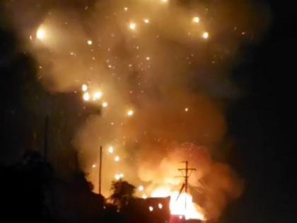 Beed: Two gas cylinder explosions shock Ghatnandur, causing major damage to many shops | Beed: गॅस सिलेंडरच्या दोन स्फोटांनी घाटनांदूर हादरले, अनेक दुकानांचे मोठे नुकसान