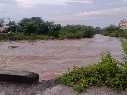 Poor workmanship! 150 acres of farmland destroyed as seepage pond bursts into the ground! | निकृष्ट कामाचा फटका! भूममध्ये पाझर तलाव फुटल्याने 150 एकर शेती उद्ध्वस्त!