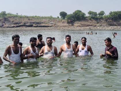 स्कायमेटच्या चुकीच्या नोंदीवरून शेतकऱ्यांचा संताप, ढालेगाव बंधाऱ्यात जलसमाधी आंदोलन