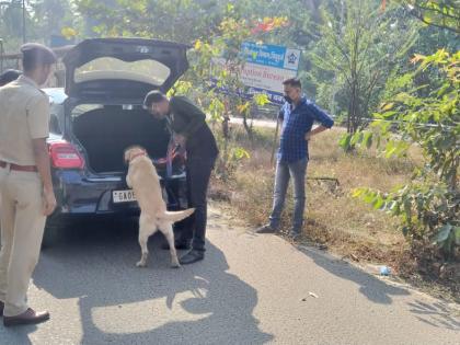 Thorough inspection of vehicles at Banda-Insuli Naka | बांदा-इन्सुली नाक्यावर गाड्यांची कसून तपासणी