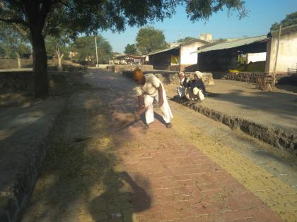 The modern Gadgebaba maintains cleaning of the market | आधुनिक गाडगेबाबा ‘देविदास’ राखतोय आठवडी बाजाराची स्वच्छता