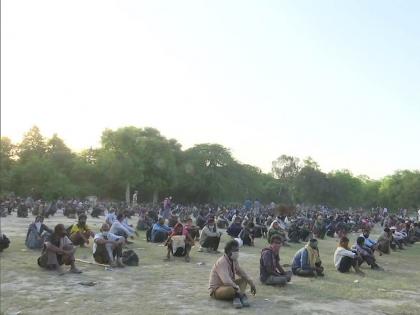 After the mumbai thousands of migrant laborers gathered near the yamuna river in delhi sna | CoronaVirus : सोशल डिस्टंसिंगचे तीन-तेरा, मुंबईनंतर आता दिल्लीतही हजारोंच्या संख्येने रस्त्यावर उतरले मजूर 