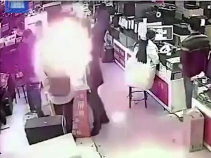 iPhone battery explodes in man's mouth when he BITES to check if it's real | आयफोनची बॅटरी तपासायला गेला अन् मोठा स्फोट झाला!