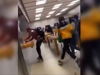 This robbery! 100 teenagers break into Apple store; Theft new iPhone and ran away america video viral | ही लुटालूट! Apple स्टोअरमध्ये १०० लुटारू घुसले; नवे कोरे आयफोन पळविले