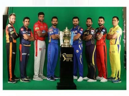 IPL 2018: IPL captains give pose with the trophy | IPL 2018 : आयपीएलच्या कर्णधारांनी दिली चषकाबरोबर पोझ