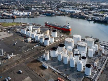 ईरान पर तेल संकट: भंडारण क्षमता खत्म, प्रतिबंधों से निर्यात ठप - Hindi News | Iran Faces Oil Crisis: Storage Full, Exports Halted by Sanctions | Latest News at Lokmatnews.in