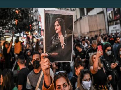 Iranian government bows down to women's anti-hijab protests; Canceled Morality police | महिलांच्या हिजाबविरोधी आंदोलनासमोर इराण सरकार झुकले; तो मोठा निर्णय केला रद्द...