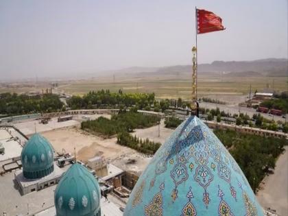 iran vs israel: Red flag hoisted over Iranian mosque, what does it mean?; This message was given in Arabic | इराणच्या मशिदीवर फडकला लाल झेंडा, काय आहे त्याचा अर्थ?; अरबी भाषेत दिला 'हा' संदेश