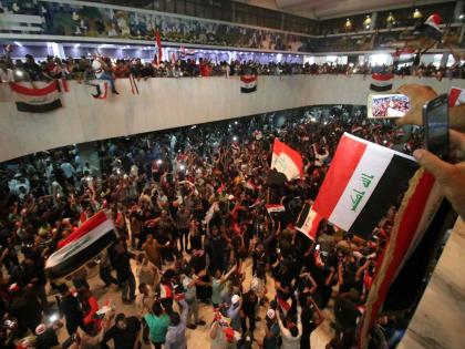 Video: Shia and Sunni MPs clash in Iraq's parliament, kicking and punching each other | video: इराकच्या संसदेत शिया आणि सुन्नी खासदारांमध्ये तुंबळ हाणामारी, एकमेकांना लाथा-बुक्क्यांनी तुडवलं