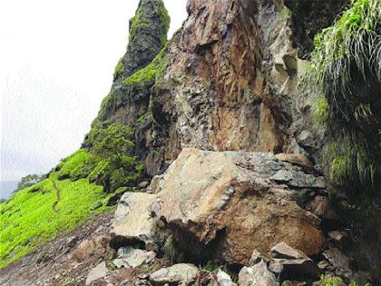 The risk of collapsing in Erasalgad | इरसाळगडावर दरडी कोसळण्याचा धोका