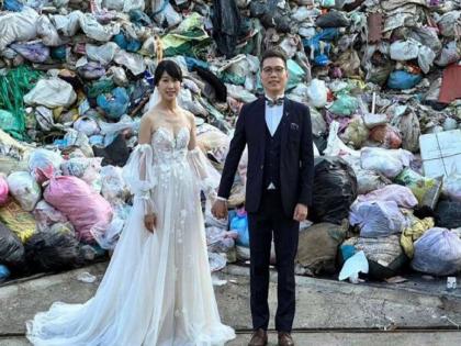 Taiwan couple embraces garbage wedding shoot | कचऱ्याच्या डोंगरापुढे त्यांनी केलं प्री-वेडिंग शूट!