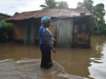 Foreign Ministry activists actively help the victims of Irma storm! America, fray france | इरमा वादळात फसलेल्या भारतीयांच्या मदतीसाठी परराष्ट्र मंत्रालय सक्रीय! अमेरिका, फ्रान्सला तडाखा