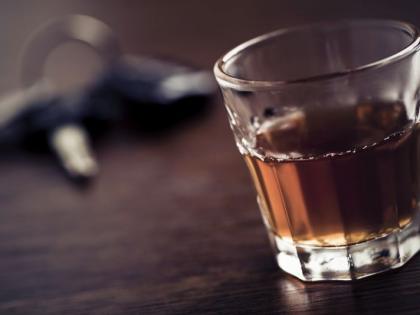 It was expensive to drink alcohol while sitting on the steering wheel | स्टेअरिंंगवर बसून दारू पिणे ‘त्यांना’ पडले महागात