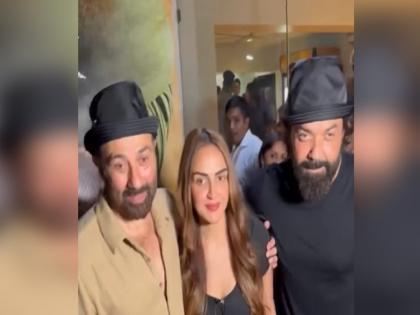 hema-malini-daughter-esha-deol-special-screening-gadar-2-sunny-deol-bobby-esha-step-sisters-seen-together-after-40-years | ४० वर्षानंतर एकत्र आले सावत्र भावंडं; 'गदर 2' मुळे हेमा मालिनीच्या लेकींनी घेतली सनी देओलची भेट