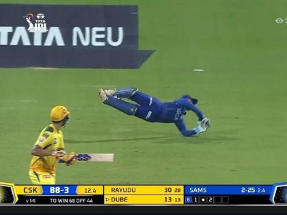 IPL 2022 MI vs CSK Live Updates : What a catch by Ishan Kishan, Daniel Sams gets shivam Dube, Sams finishes with 4-0-30-4, Watch Video | Daniel Sams IPL 2022 MI vs CSK Live Updates : डॅनिएल सॅम्सने CSKचे ढाबे दणाणून सोडले, Ishan Kishanच्या फ्लाईंग कॅचने MI ला मोठे यश मिळवून दिले, Video