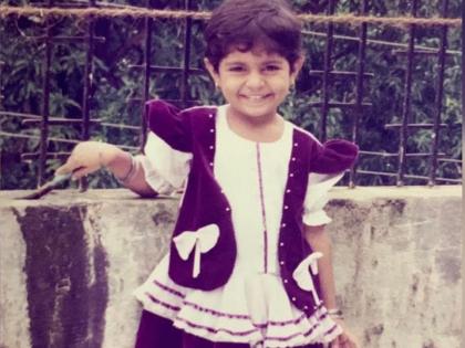 Do you recognize this girl who is giving a cute smile in the photo? | फोटोत क्युट स्माईल देणाऱ्या या मुलीला ओळखलंत का?, ‘महाराष्ट्राची हास्यजत्रा’मधील आहे ती प्रसिद्ध चेहरा