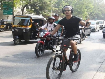 Ishaan Khattar rides on the streets of Mumbai | ईशान खट्टरची मुंबईच्या रस्त्यांवर सायकल स्वारी