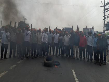 Maratha protesters blocked the Sangli-Islampur road by burning tyres | मराठा आंदोलकांनी टायर पेटवून सांगली-इस्लामपूर रस्ता रोखला