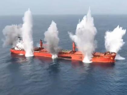 Israel did not comply with the blockade; Houthi rebels blew up the ship in the middle of the sea, sank like the Titanic | इस्त्रायलने नाकेबंदीचे पालन केले नाही; हुथी बंडखोरांनी समुद्राच्या मध्यभागी जहाज उडवले, टायटॅनिकसारखे बुडाले Israel did not comply with the blockade; Houthi rebels blew up the ship in the middle of the sea, sank like the Titanic | इस्त्रायलने नाकेबंदीचे पालन केले नाही; हुथी बंडखोरांनी समुद्राच्या मध्यभागी जहाज उडवले, टायटॅनिकसारखे बुडाले