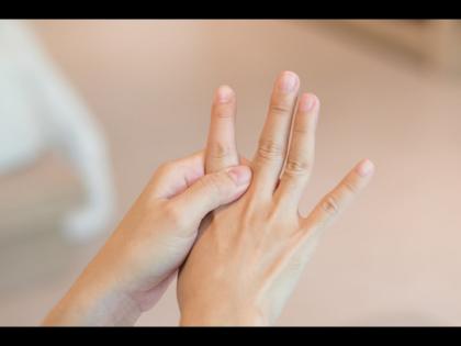 Vitamin deficiency causes tingling in fingers of hands and toes | तुमच्या हात आणि पायांना झिणझिण्या येतात का? जाणून घ्या यामागचं कारण...